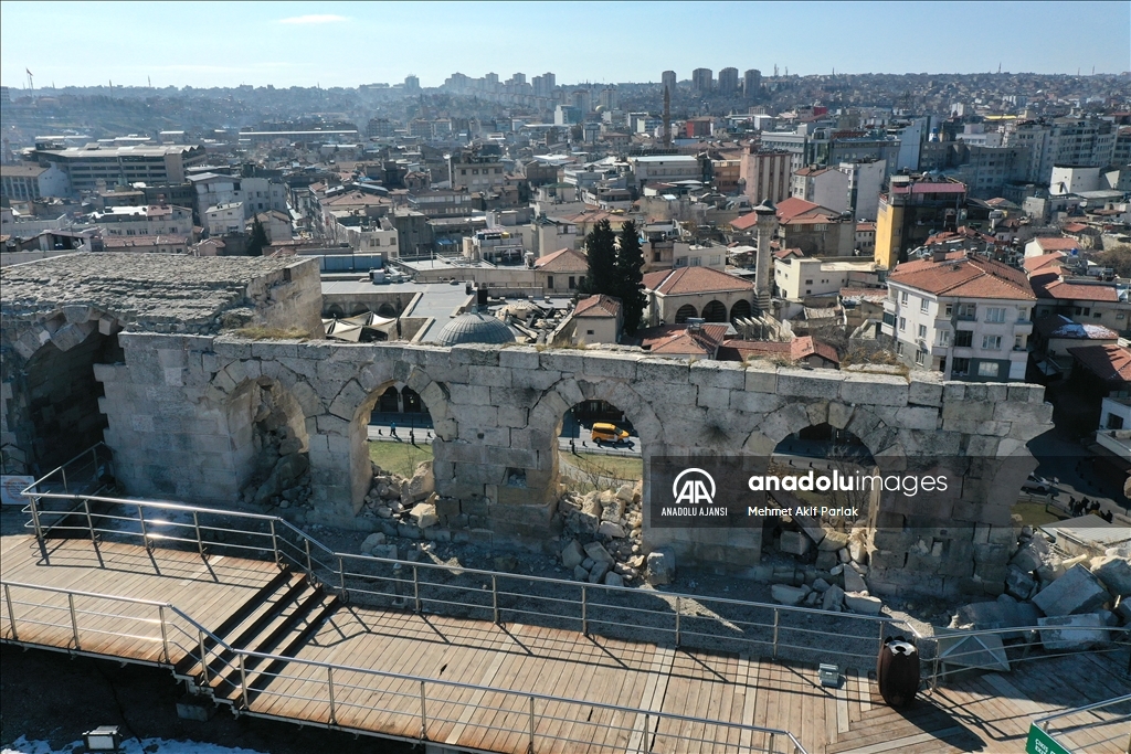 Depremde tarihi Gaziantep Kalesi de hasar gördü