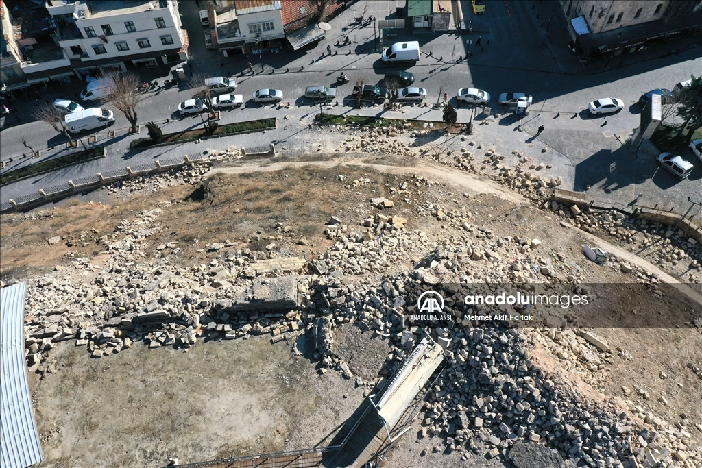 Depremde tarihi Gaziantep Kalesi de hasar gördü