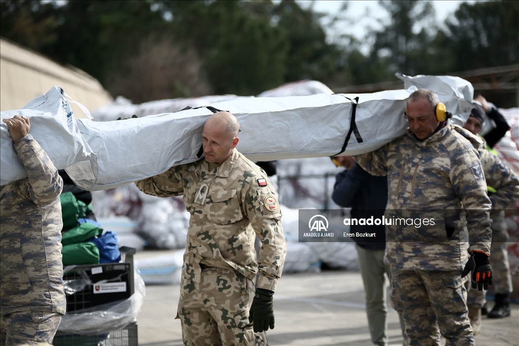 İncirlik Üssü'nde konuşlu Polonyalı askerlerden afet yardımları sevkiyatına destek