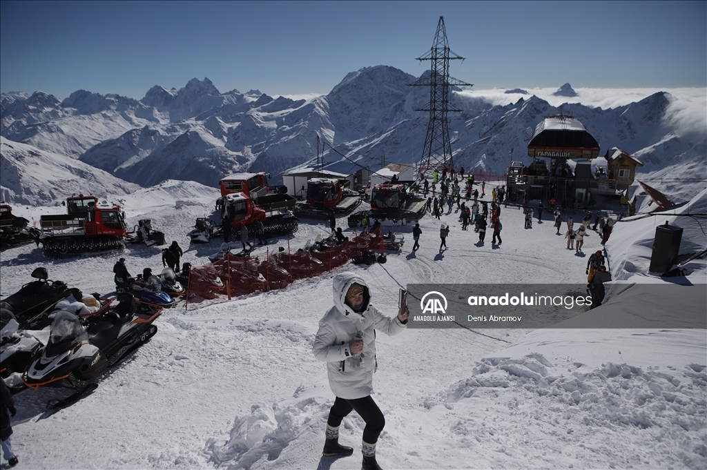 Rusya'nın buzullarla kaplı zirvesi: Elbruz Dağı