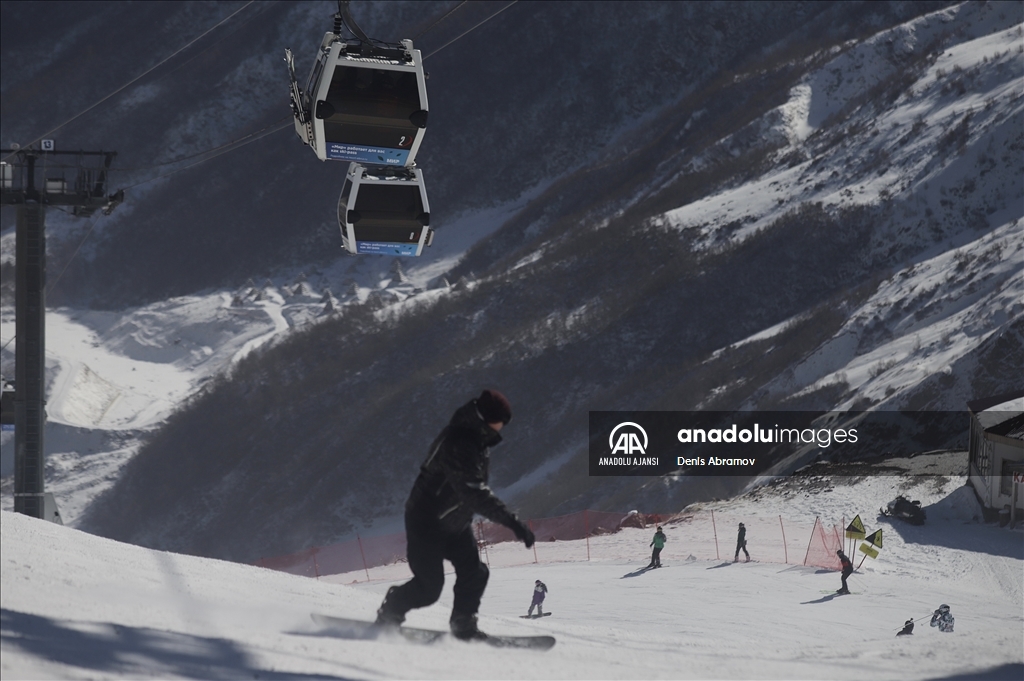 Rusya'nın buzullarla kaplı zirvesi: Elbruz Dağı
