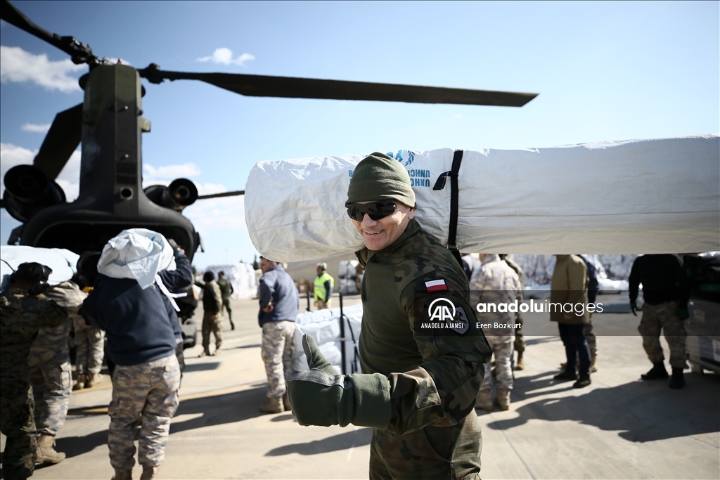 İncirlik Üssü'nde konuşlu Polonyalı askerlerden afet yardımları sevkiyatına destek