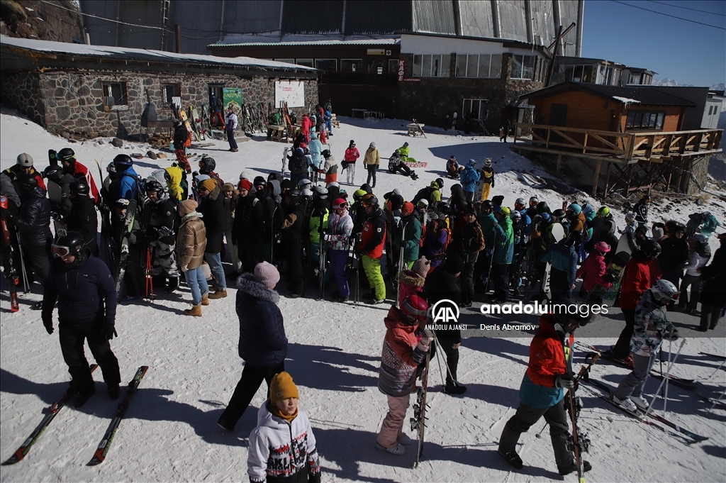 Rusya'nın buzullarla kaplı zirvesi: Elbruz Dağı