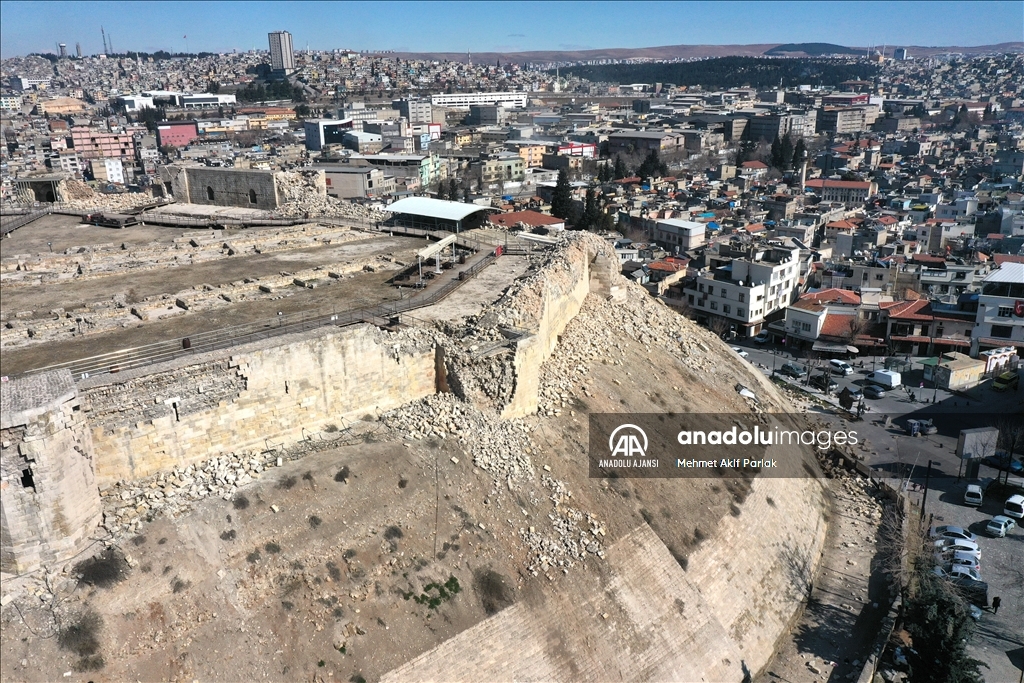 Depremde tarihi Gaziantep Kalesi de hasar gördü