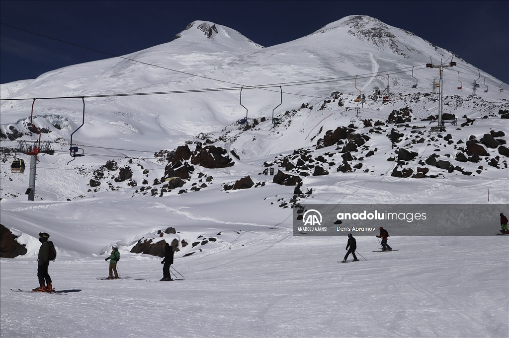 Rusya'nın buzullarla kaplı zirvesi: Elbruz Dağı