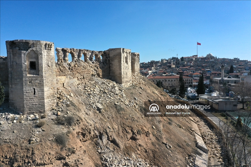 Depremde tarihi Gaziantep Kalesi de hasar gördü