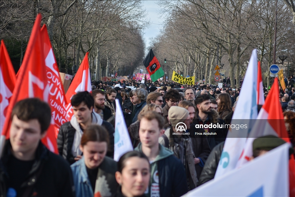 Fransızlar, tartışmalı emeklilik reformunu protesto etti