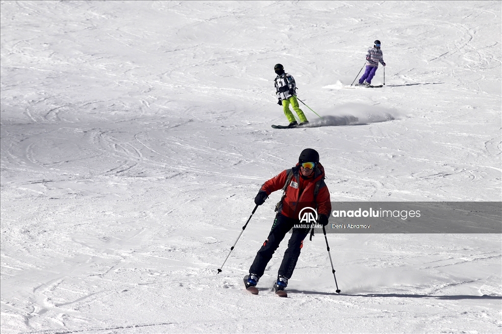 Rusya'nın buzullarla kaplı zirvesi: Elbruz Dağı