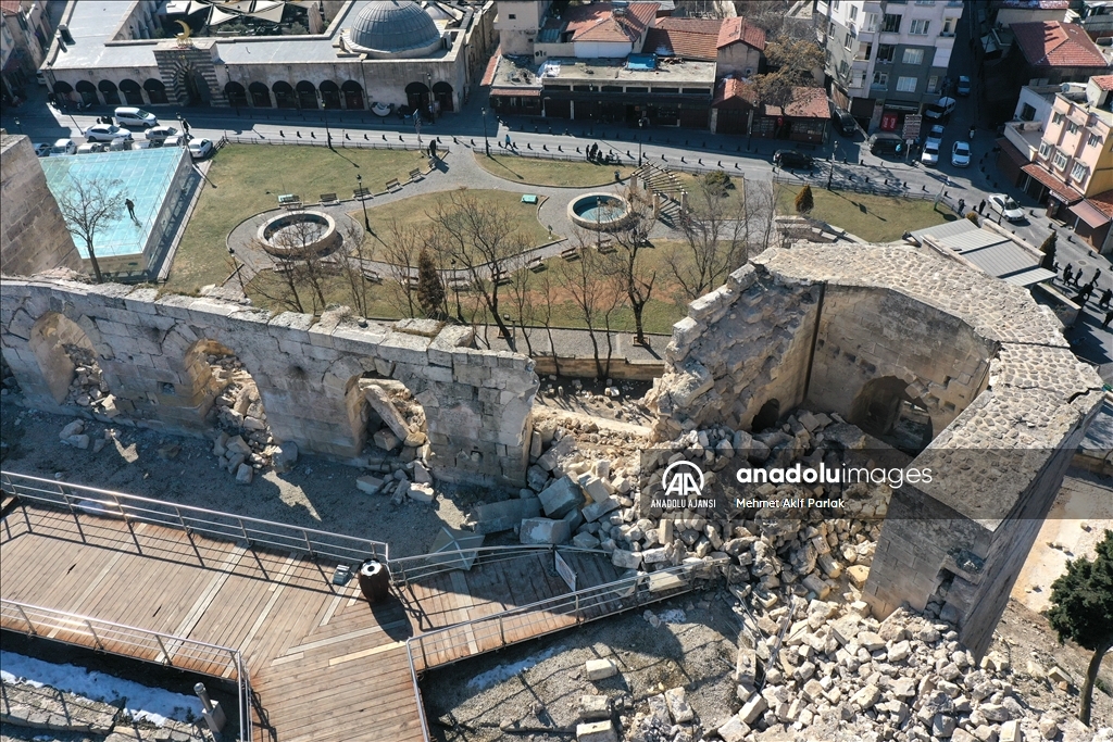 Depremde tarihi Gaziantep Kalesi de hasar gördü