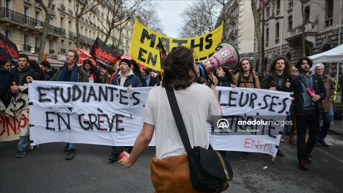 Fransızlar, tartışmalı emeklilik reformunu protesto etti