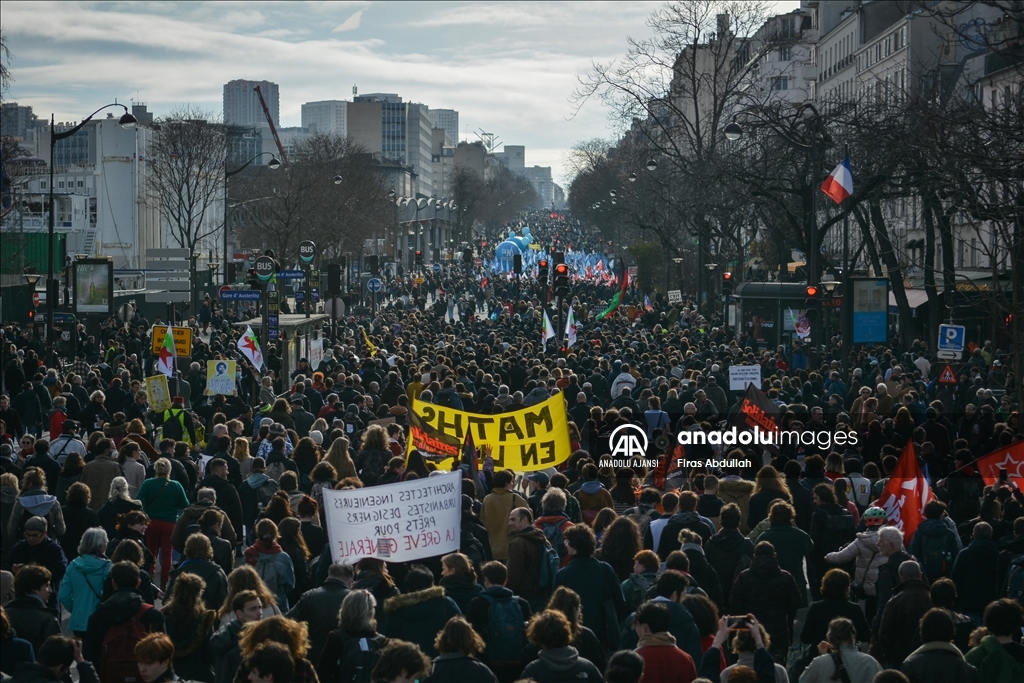 Fransızlar, tartışmalı emeklilik reformunu protesto etti