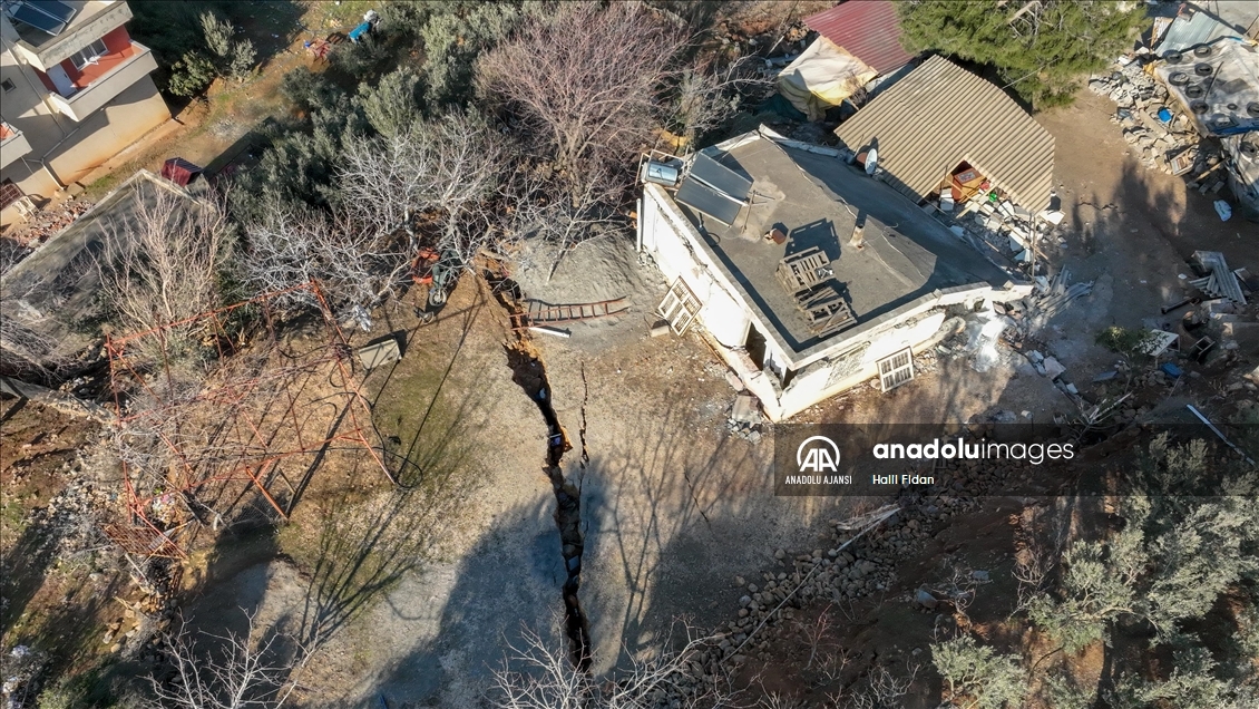 Deprem nedeniyle Nurdağı'nın Gökçedere Mahallesi'nde yarıklar oluştu