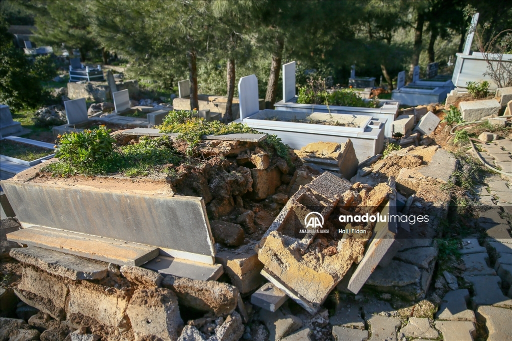 Deprem nedeniyle Nurdağı'nın Gökçedere Mahallesi'nde yarıklar oluştu