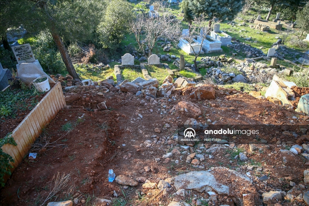 Deprem nedeniyle Nurdağı'nın Gökçedere Mahallesi'nde yarıklar oluştu