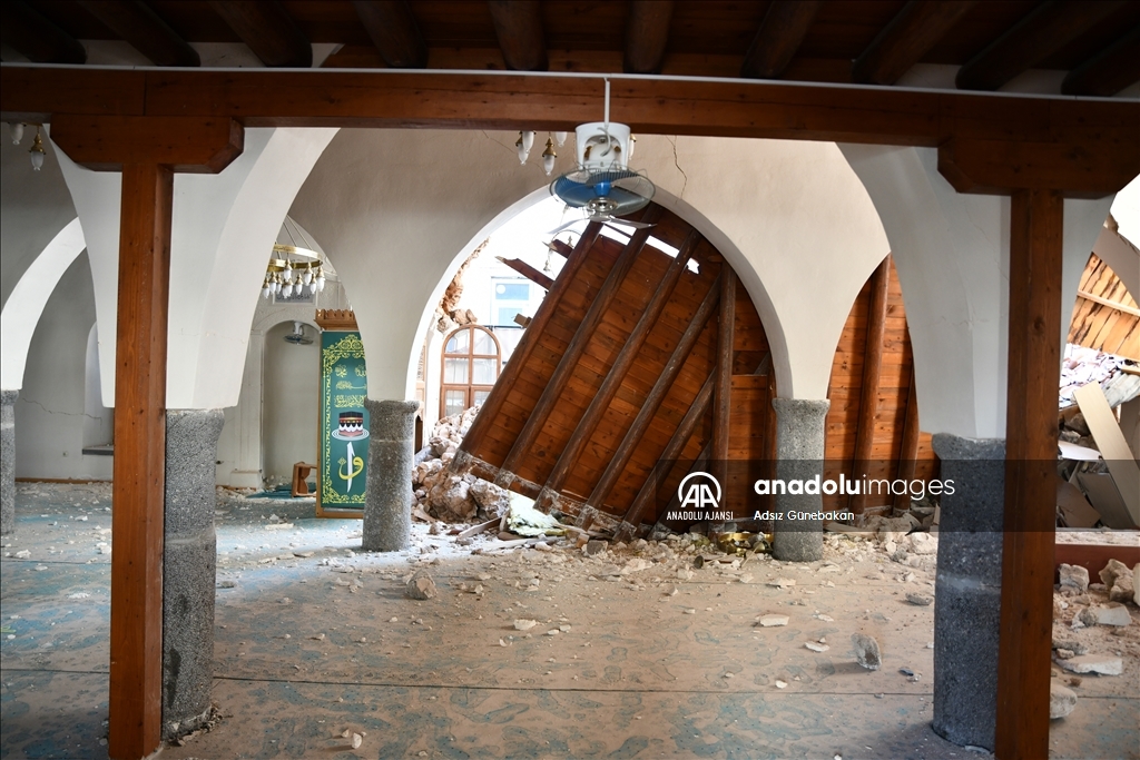 İslahiye’de deprem nedeniyle tarihi cami hasar gördü