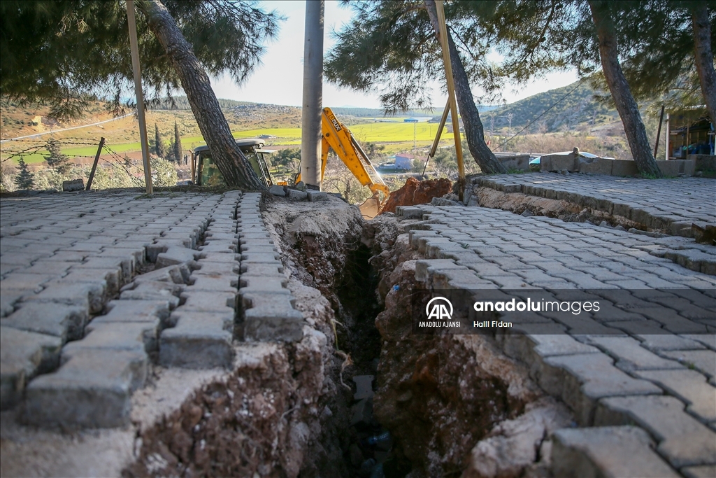 Deprem nedeniyle Nurdağı'nın Gökçedere Mahallesi'nde yarıklar oluştu