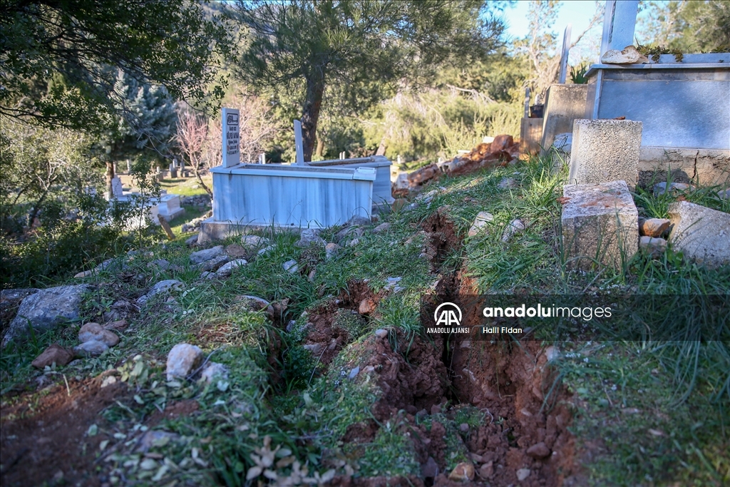 Deprem nedeniyle Nurdağı'nın Gökçedere Mahallesi'nde yarıklar oluştu