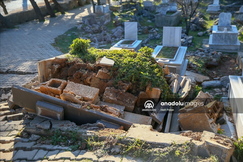 Deprem nedeniyle Nurdağı'nın Gökçedere Mahallesi'nde yarıklar oluştu