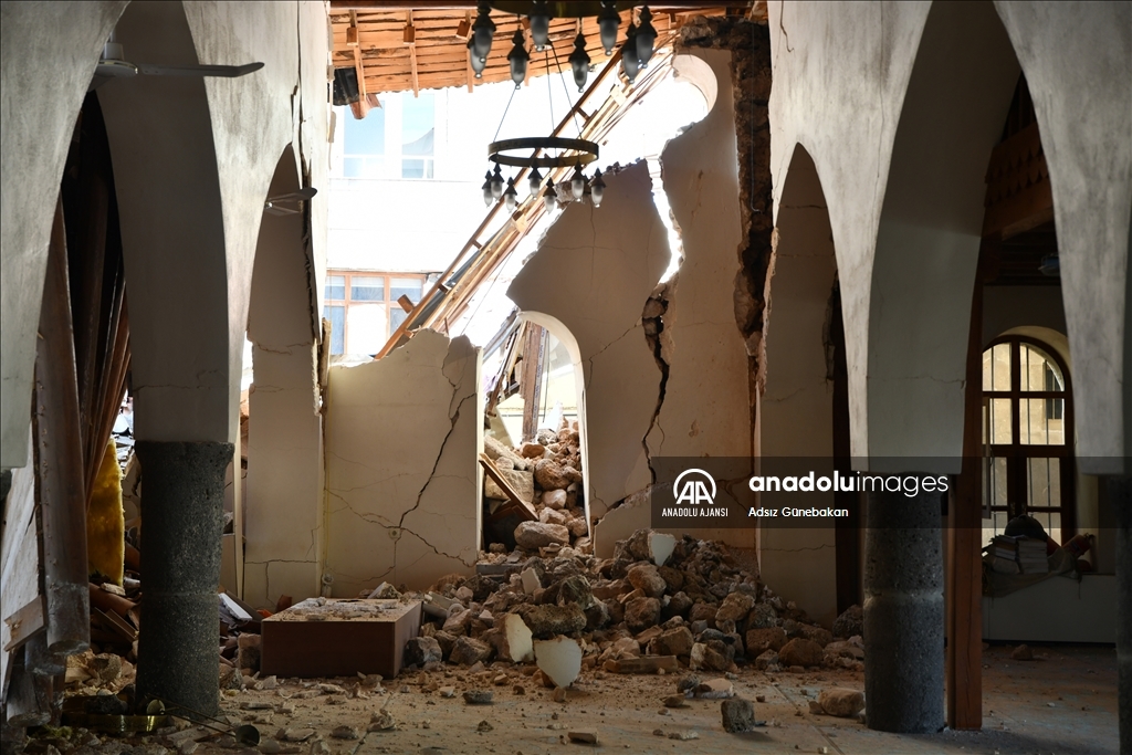 İslahiye’de deprem nedeniyle tarihi cami hasar gördü