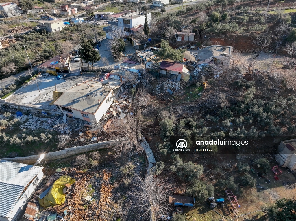 Nurdağı'nda deprem nedeniyle bir köyde mezarlık, yollar ve bazı evlerde yarıklar oluştu