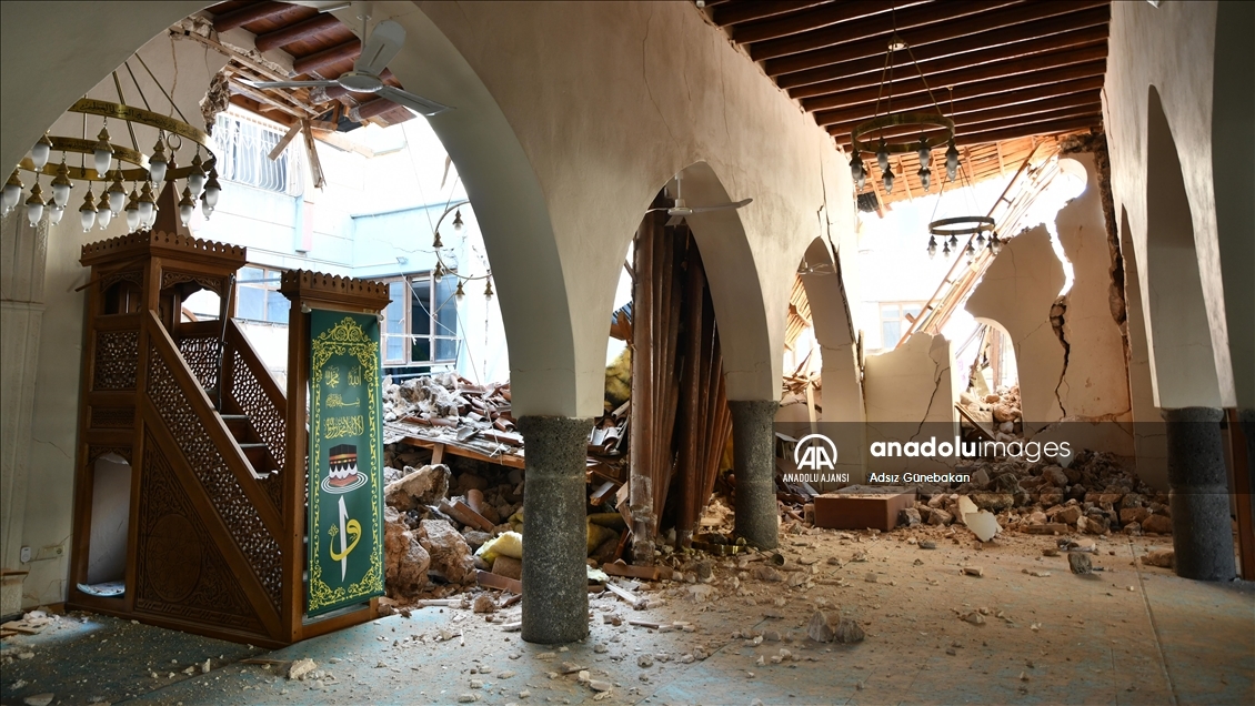 İslahiye’de deprem nedeniyle tarihi cami hasar gördü