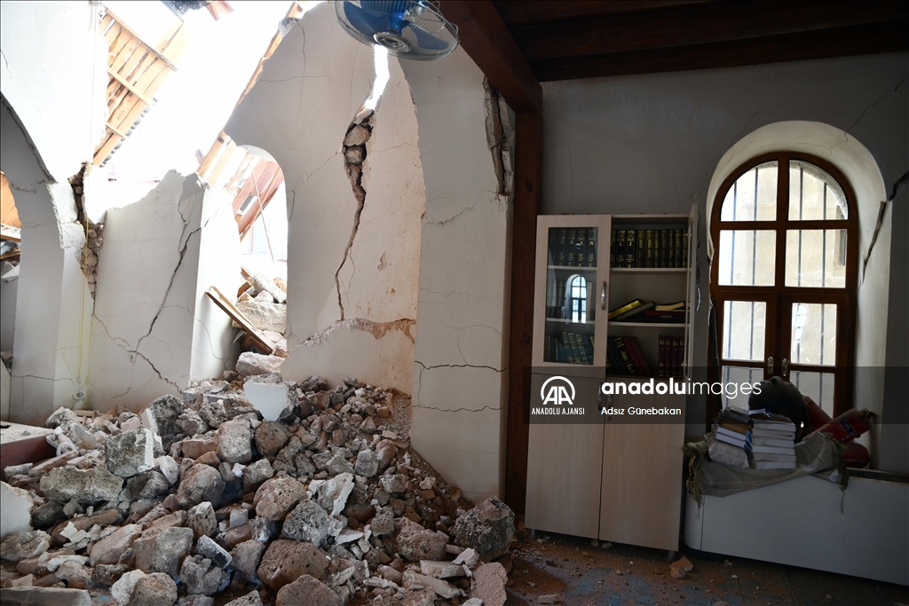 İslahiye’de deprem nedeniyle tarihi cami hasar gördü