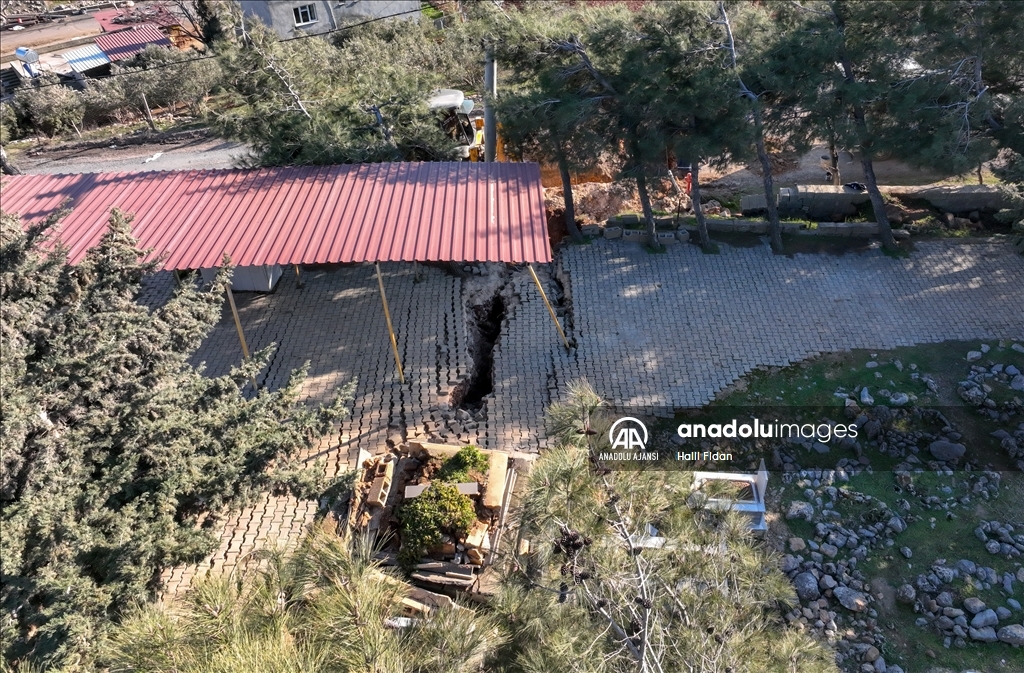 Nurdağı'nda deprem nedeniyle bir köyde mezarlık, yollar ve bazı evlerde yarıklar oluştu