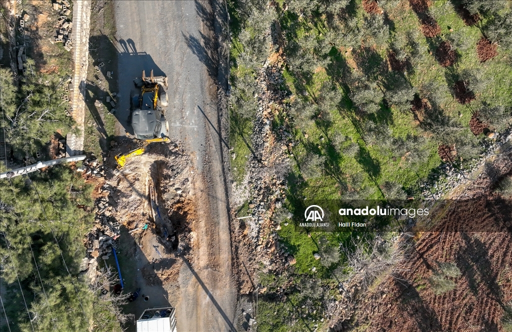 Nurdağı'nda deprem nedeniyle bir köyde mezarlık, yollar ve bazı evlerde yarıklar oluştu
