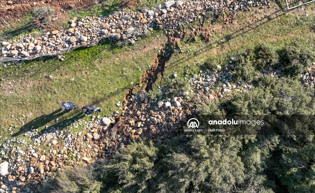 Nurdağı'nda deprem nedeniyle bir köyde mezarlık, yollar ve bazı evlerde yarıklar oluştu
