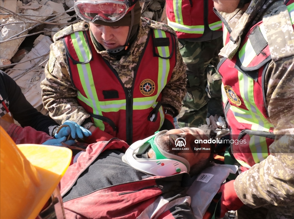 Antakya'da Kanatlı Apartmanı'nın enkazından biri çocuk 3 kişi depremin 296. saatinde sağ çıkarıldı