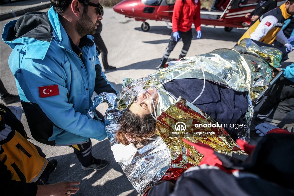 Hatay'da enkaz altında kalan biri çocuk 3 kişi depremin 296. saatinde kurtarıldı