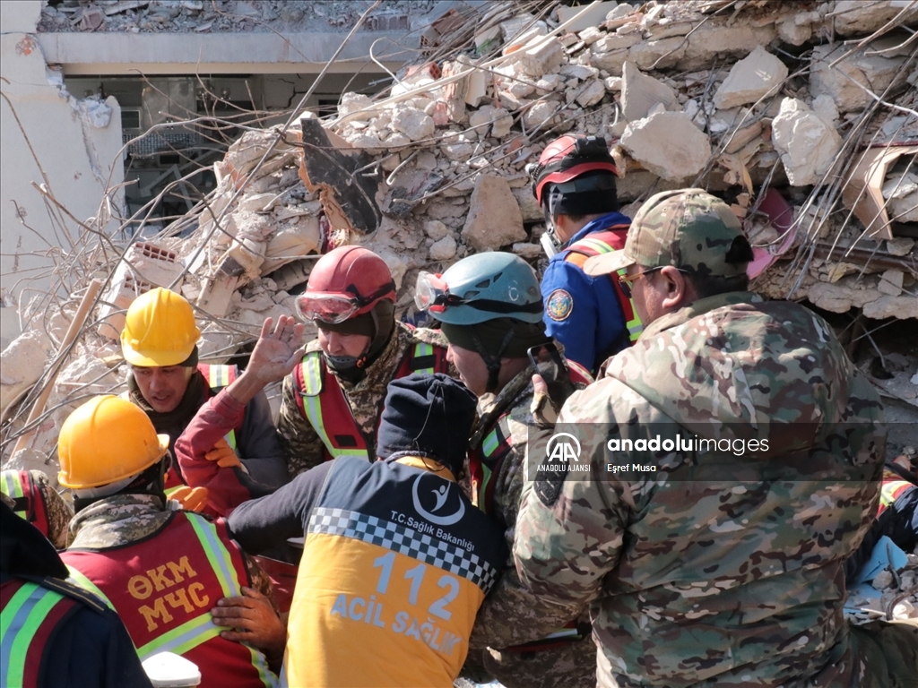 Antakya'da Kanatlı Apartmanı'nın enkazından biri çocuk 3 kişi depremin 296. saatinde sağ çıkarıldı