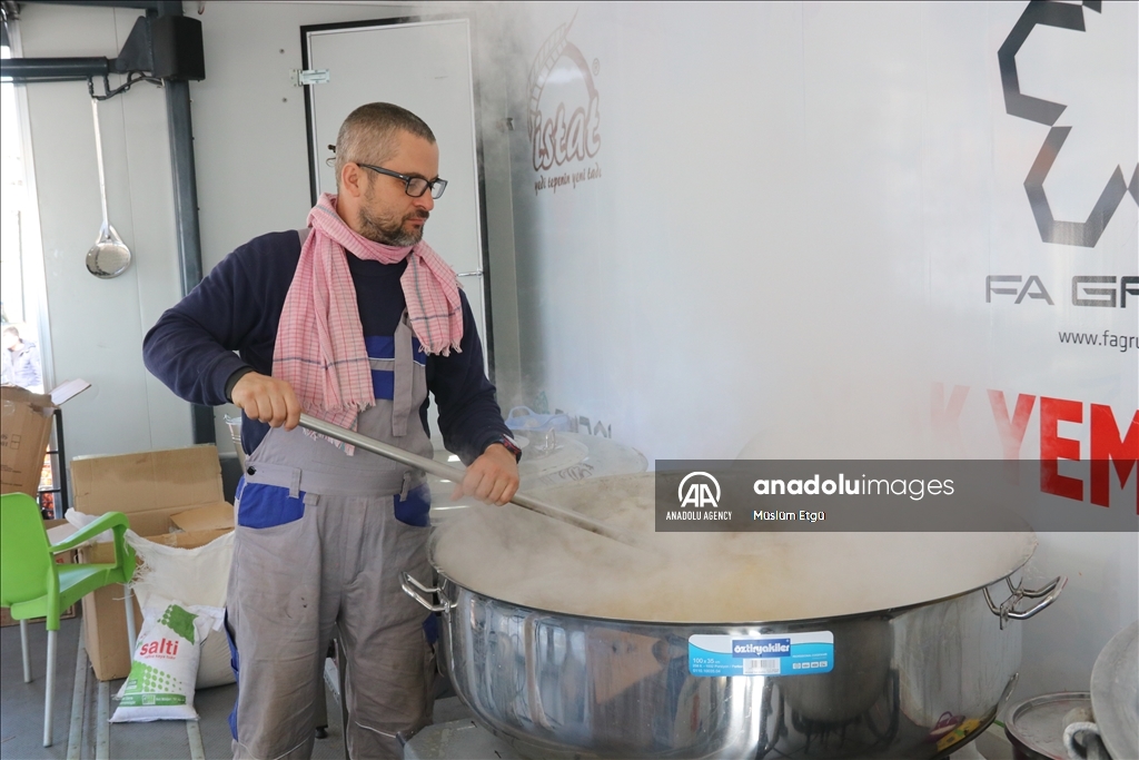 داوطلبان اروپایی در مناطق زلزله‌زده ترکیه غذا توزیع می‌کنند