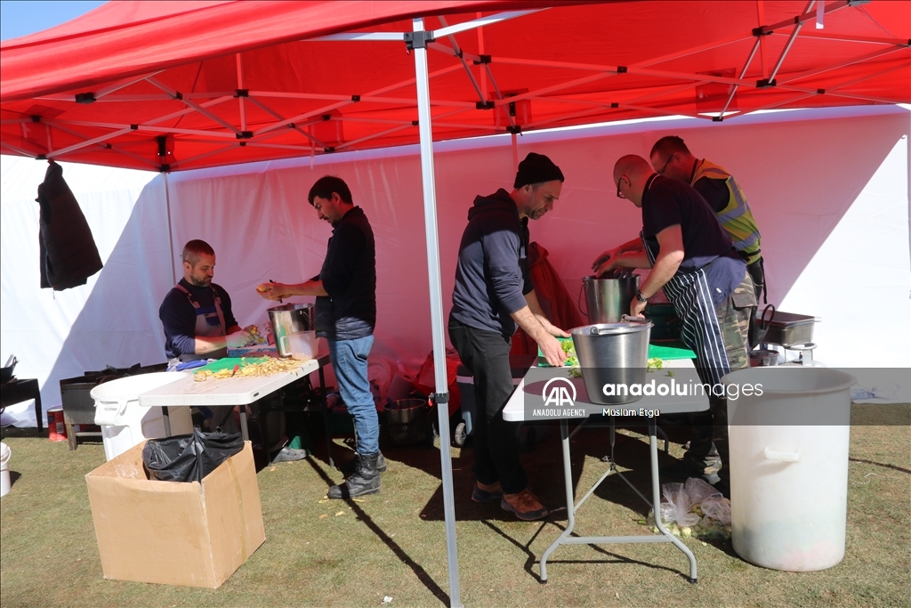 داوطلبان اروپایی در مناطق زلزله‌زده ترکیه غذا توزیع می‌کنند