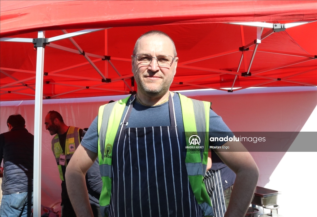 داوطلبان اروپایی در مناطق زلزله‌زده ترکیه غذا توزیع می‌کنند