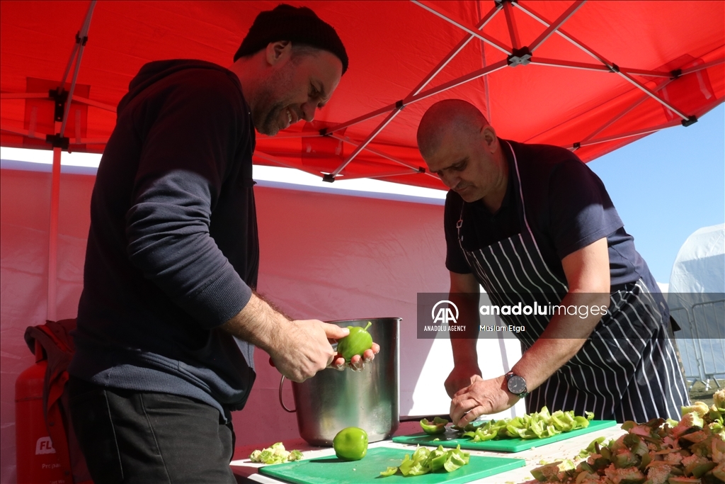 داوطلبان اروپایی در مناطق زلزله‌زده ترکیه غذا توزیع می‌کنند