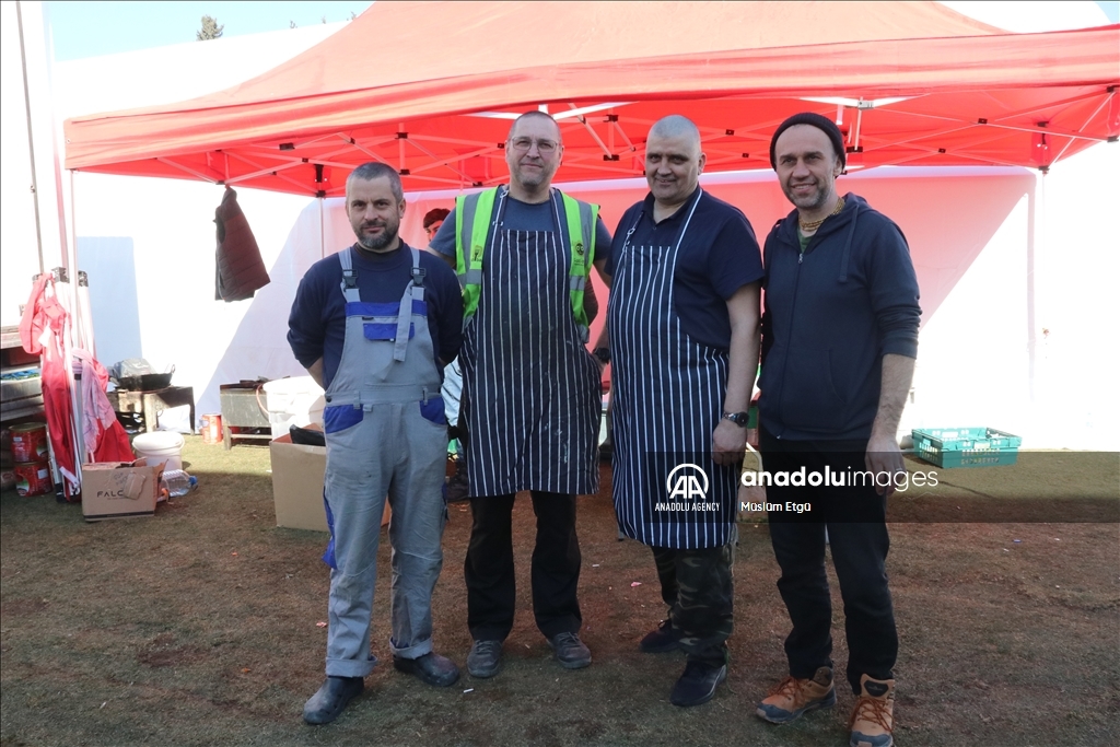 داوطلبان اروپایی در مناطق زلزله‌زده ترکیه غذا توزیع می‌کنند