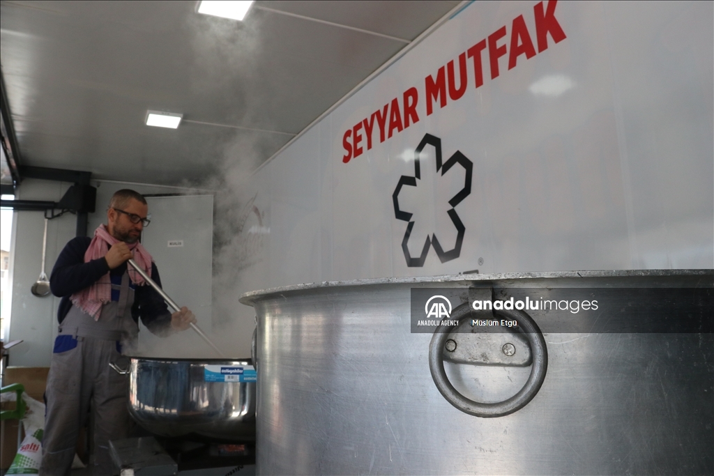 داوطلبان اروپایی در مناطق زلزله‌زده ترکیه غذا توزیع می‌کنند