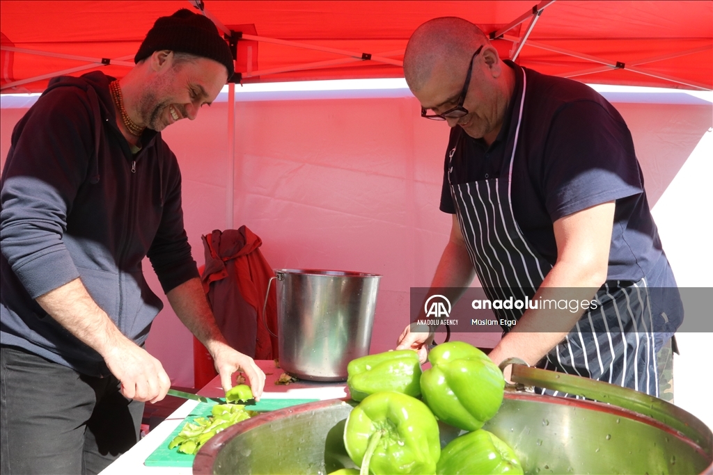 داوطلبان اروپایی در مناطق زلزله‌زده ترکیه غذا توزیع می‌کنند