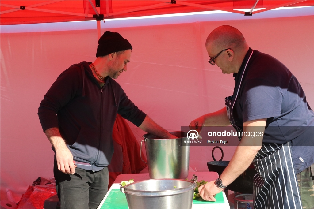 داوطلبان اروپایی در مناطق زلزله‌زده ترکیه غذا توزیع می‌کنند