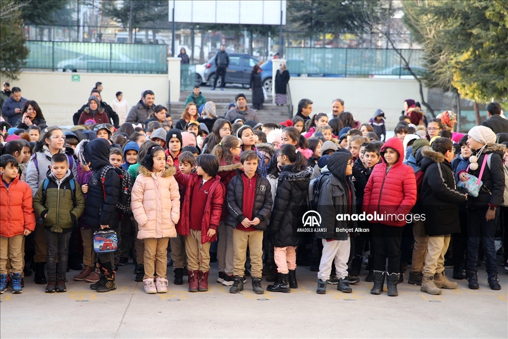 Öğrenciler ders başı yaptı