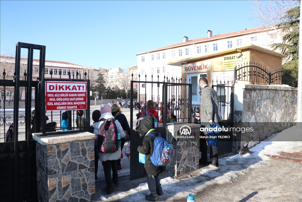 Niğde'de öğrenciler ders başı yaptı