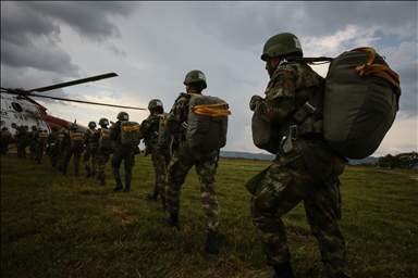 Soldados de la Escuela de Paracaidismo Militar se preparan para su graduación en Colombia