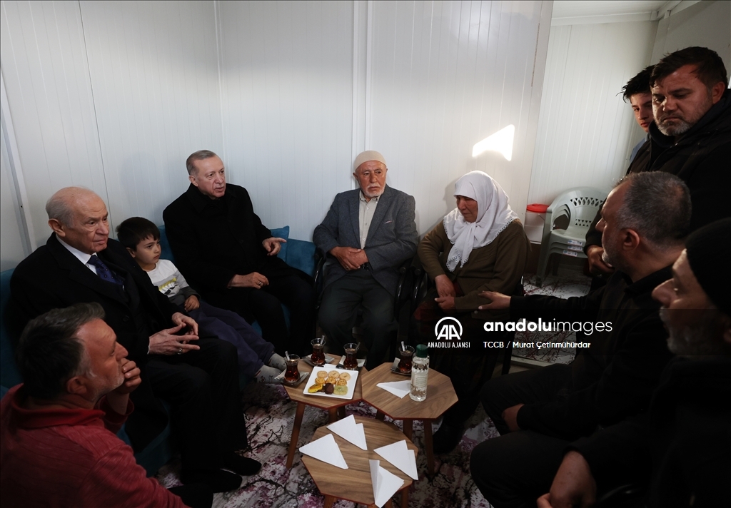 Cumhurbaşkanı Erdoğan ve MHP Genel Başkanı Bahçeli, Nurdağı'nda konteyner kenti ziyaret etti
