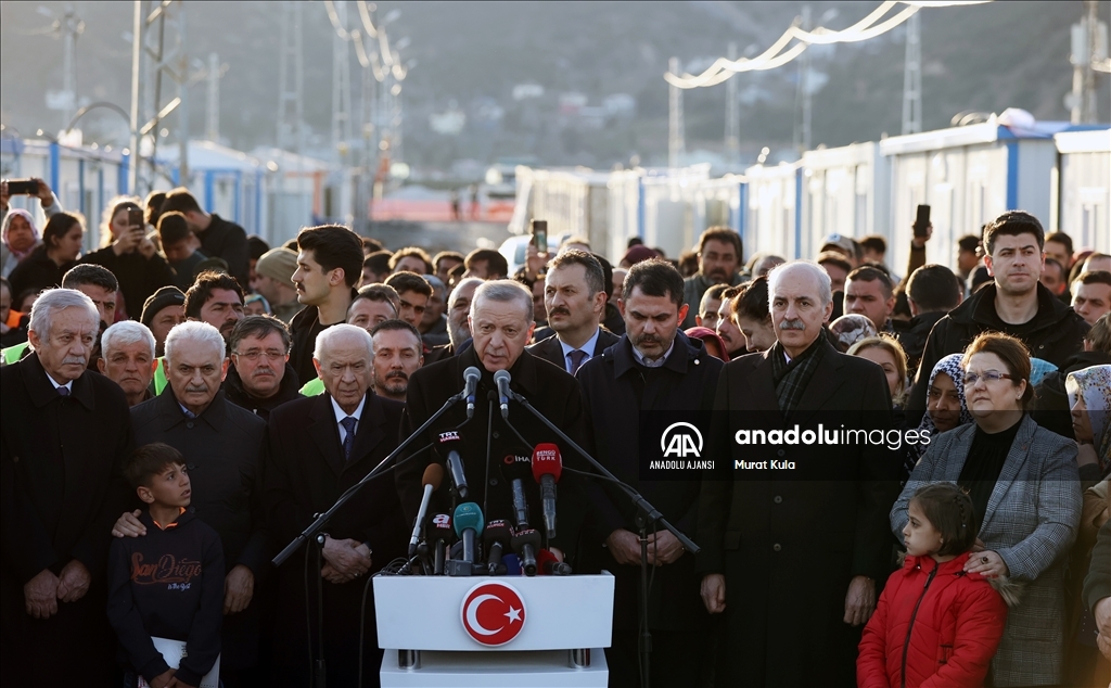 Cumhurbaşkanı Erdoğan ve MHP Genel Başkanı Bahçeli, Nurdağı'nda konteyner kenti ziyaret etti