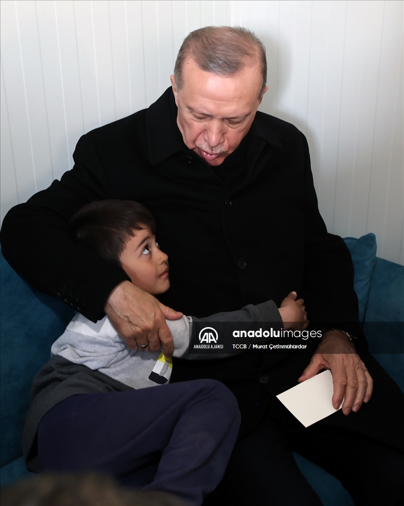 Cumhurbaşkanı Erdoğan ve MHP Genel Başkanı Bahçeli, Nurdağı'nda konteyner kenti ziyaret etti