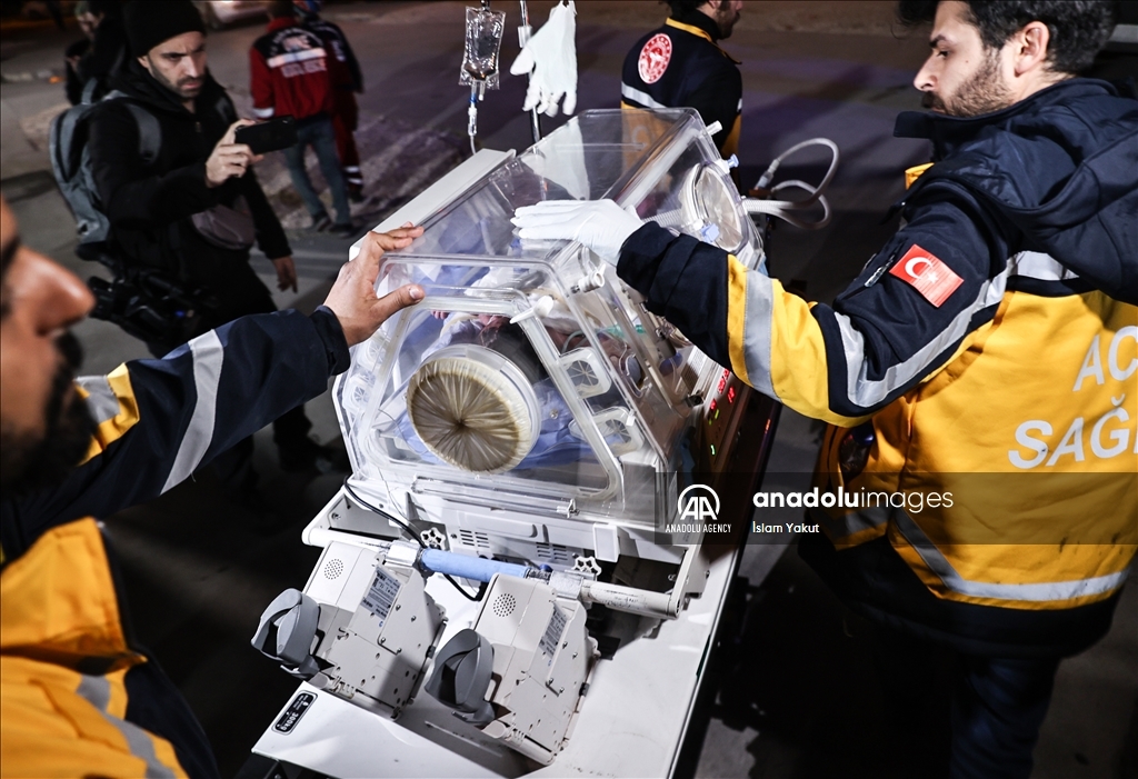 تركيا.. سيدة سورية تضع مولودتها في مشفى ميداني بعد زلزال هطاي