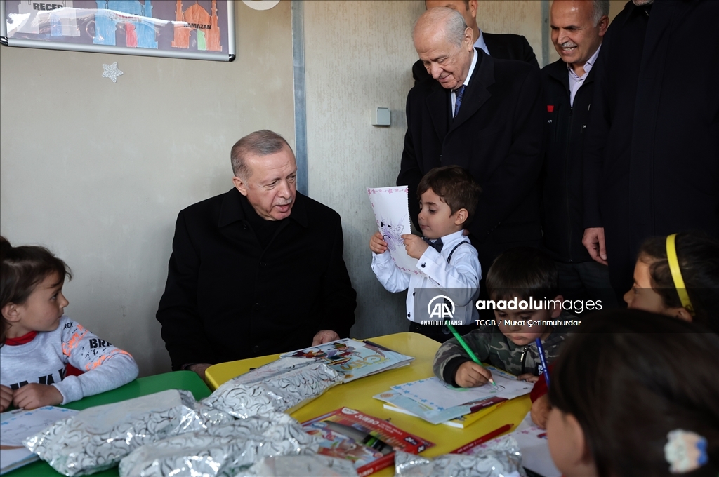 Cumhurbaşkanı Erdoğan ve MHP Genel Başkanı Bahçeli, Nurdağı'nda konteyner kenti ziyaret etti
