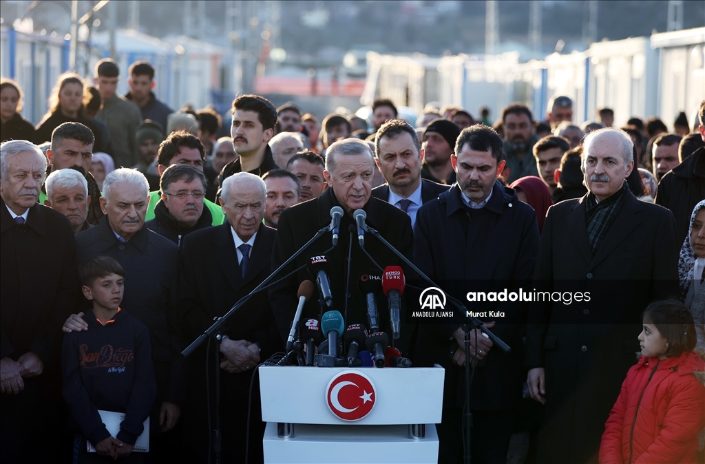 Cumhurbaşkanı Erdoğan ve MHP Genel Başkanı Bahçeli, Nurdağı'nda konteyner kenti ziyaret etti
