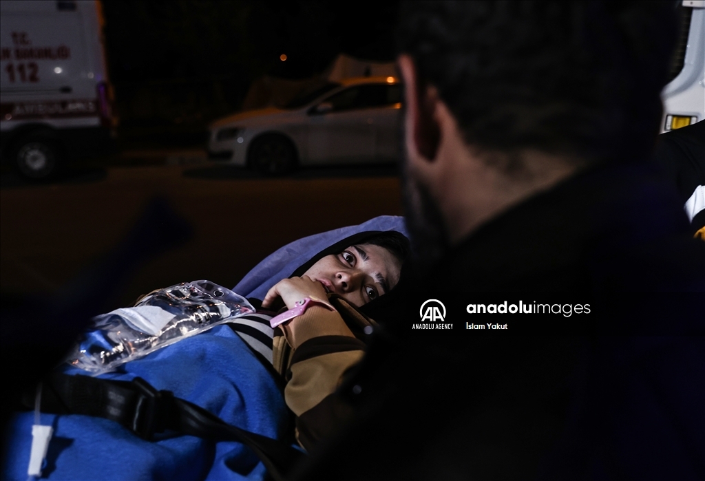 تركيا.. سيدة سورية تضع مولودتها في مشفى ميداني بعد زلزال هطاي